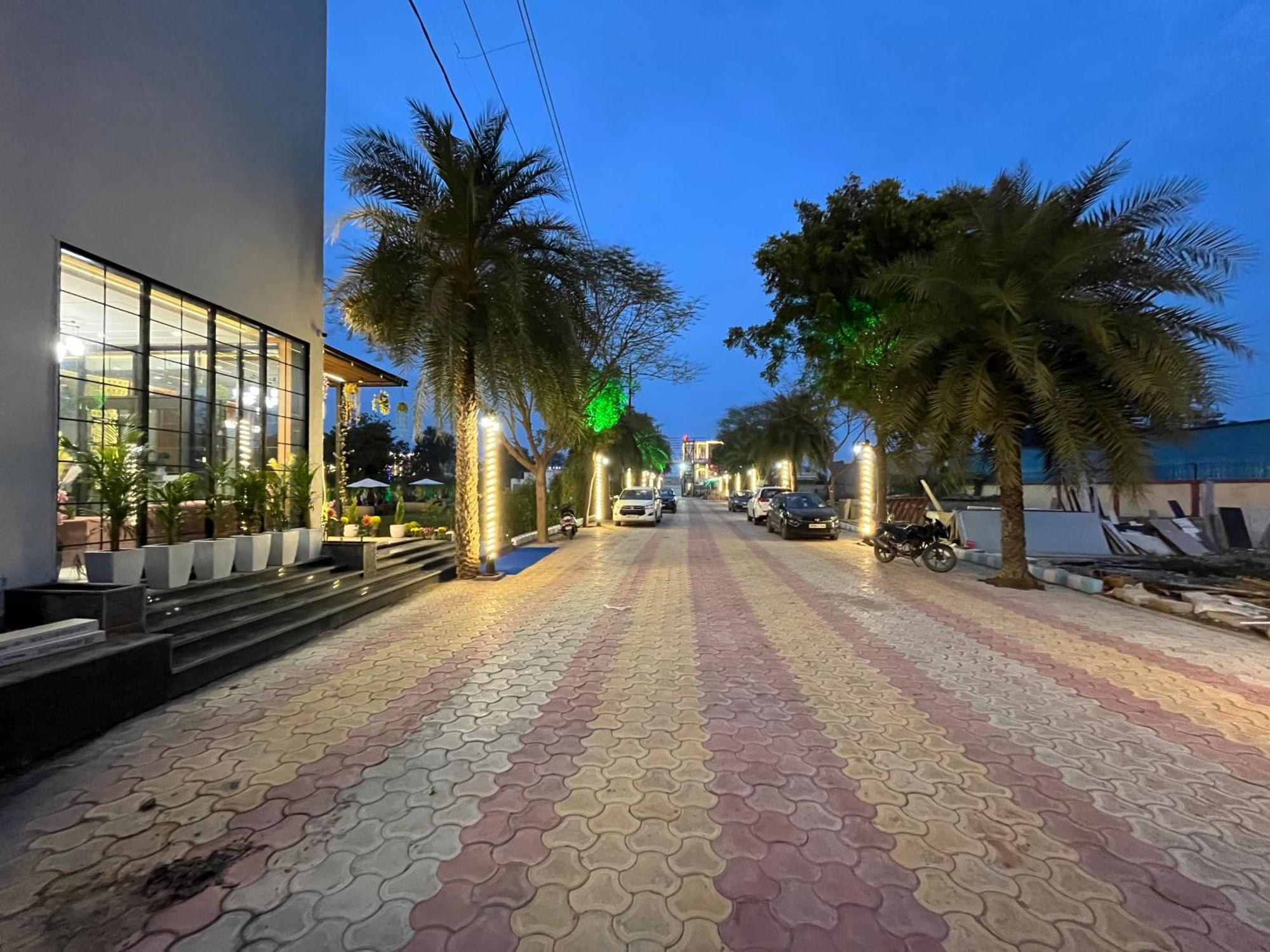 Hotel Three Seasons วรินดาวัน ภายนอก รูปภาพ