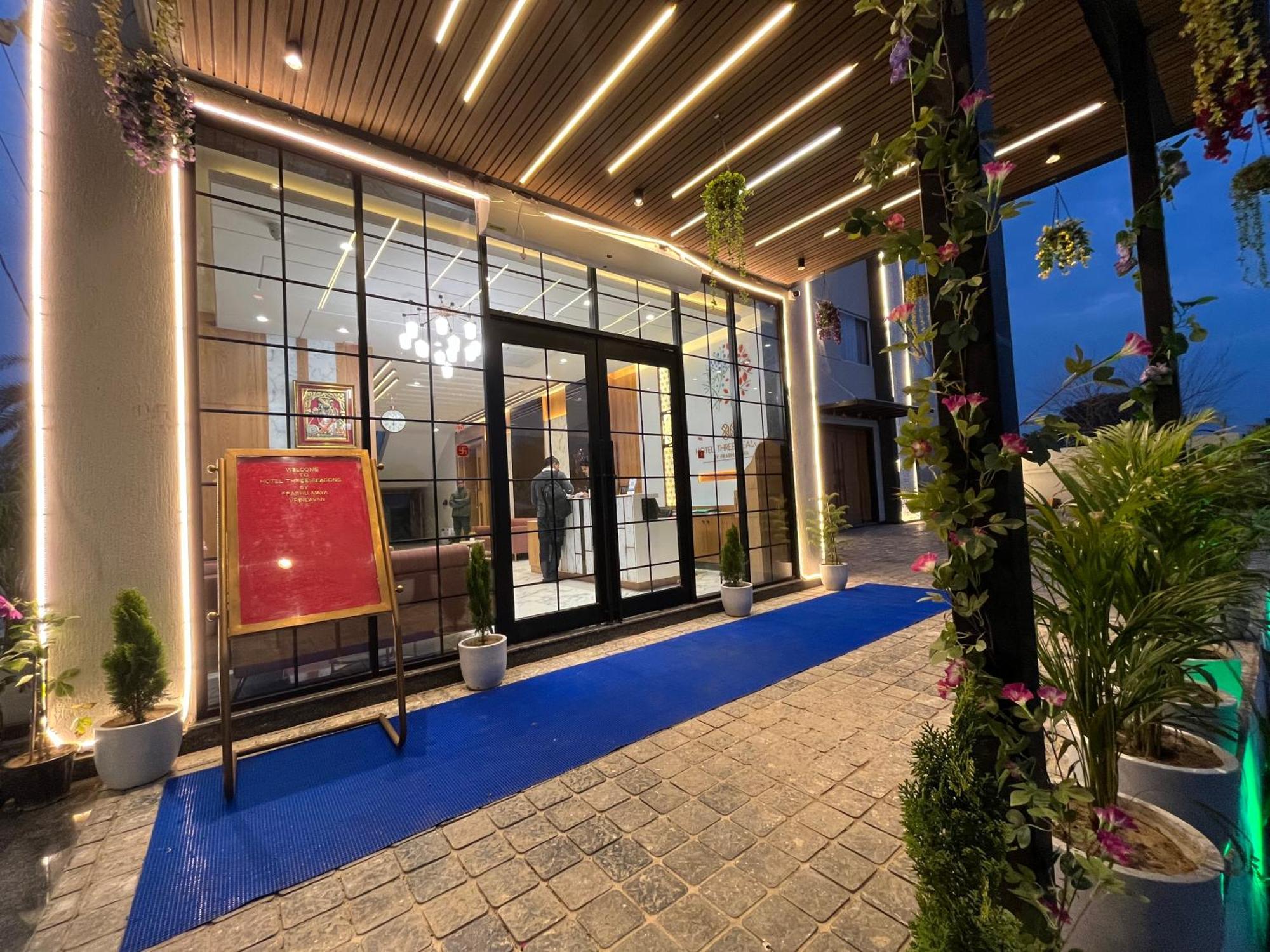 Hotel Three Seasons วรินดาวัน ภายนอก รูปภาพ