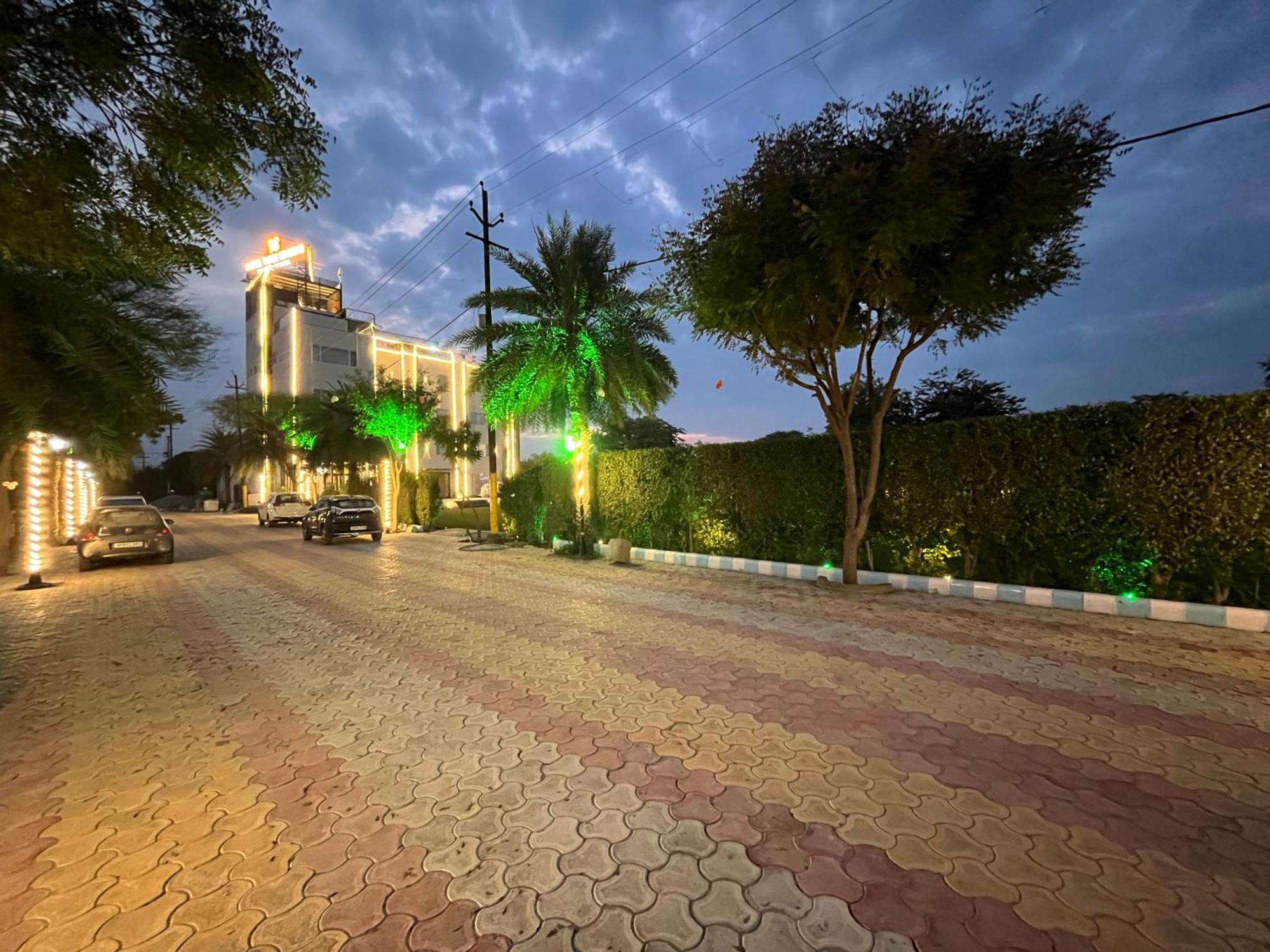 Hotel Three Seasons วรินดาวัน ภายนอก รูปภาพ