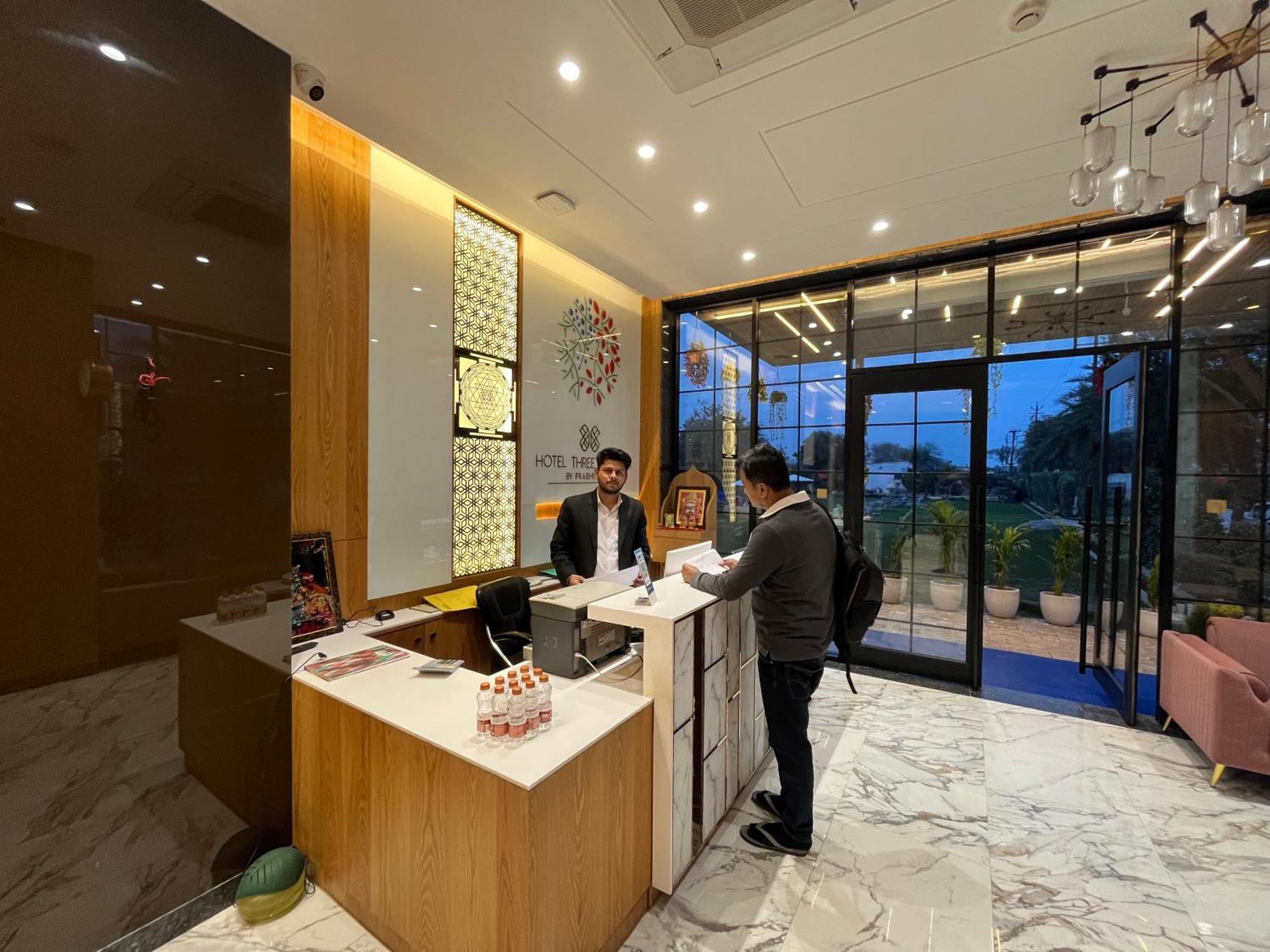 Hotel Three Seasons วรินดาวัน ภายนอก รูปภาพ