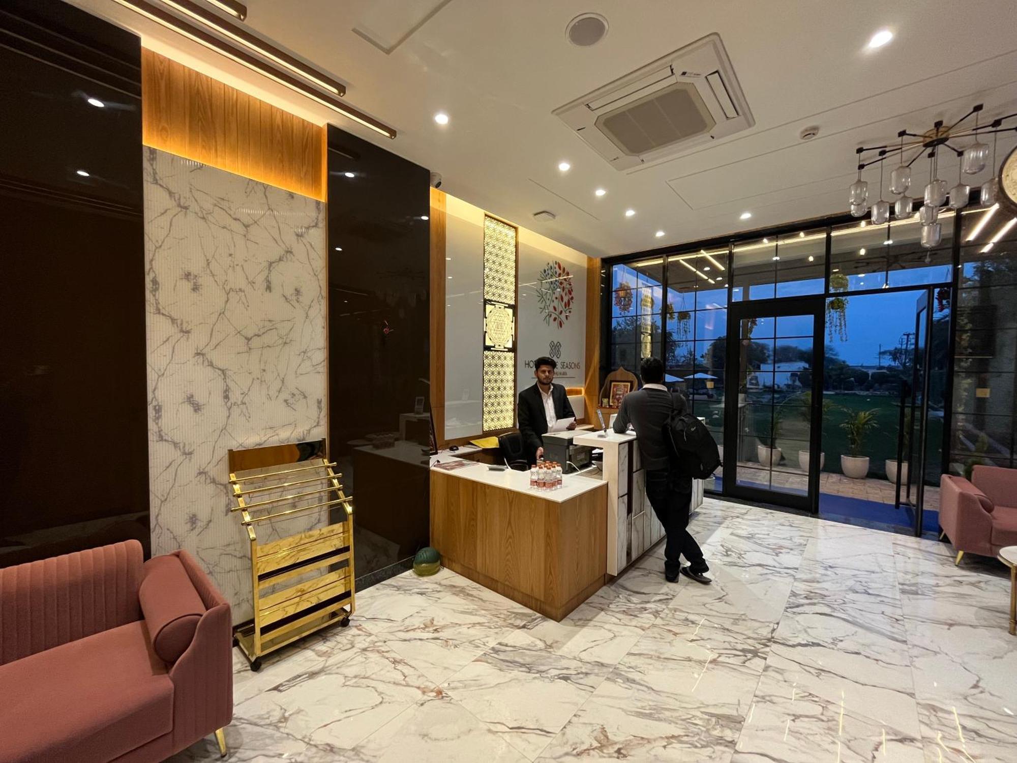 Hotel Three Seasons วรินดาวัน ภายนอก รูปภาพ