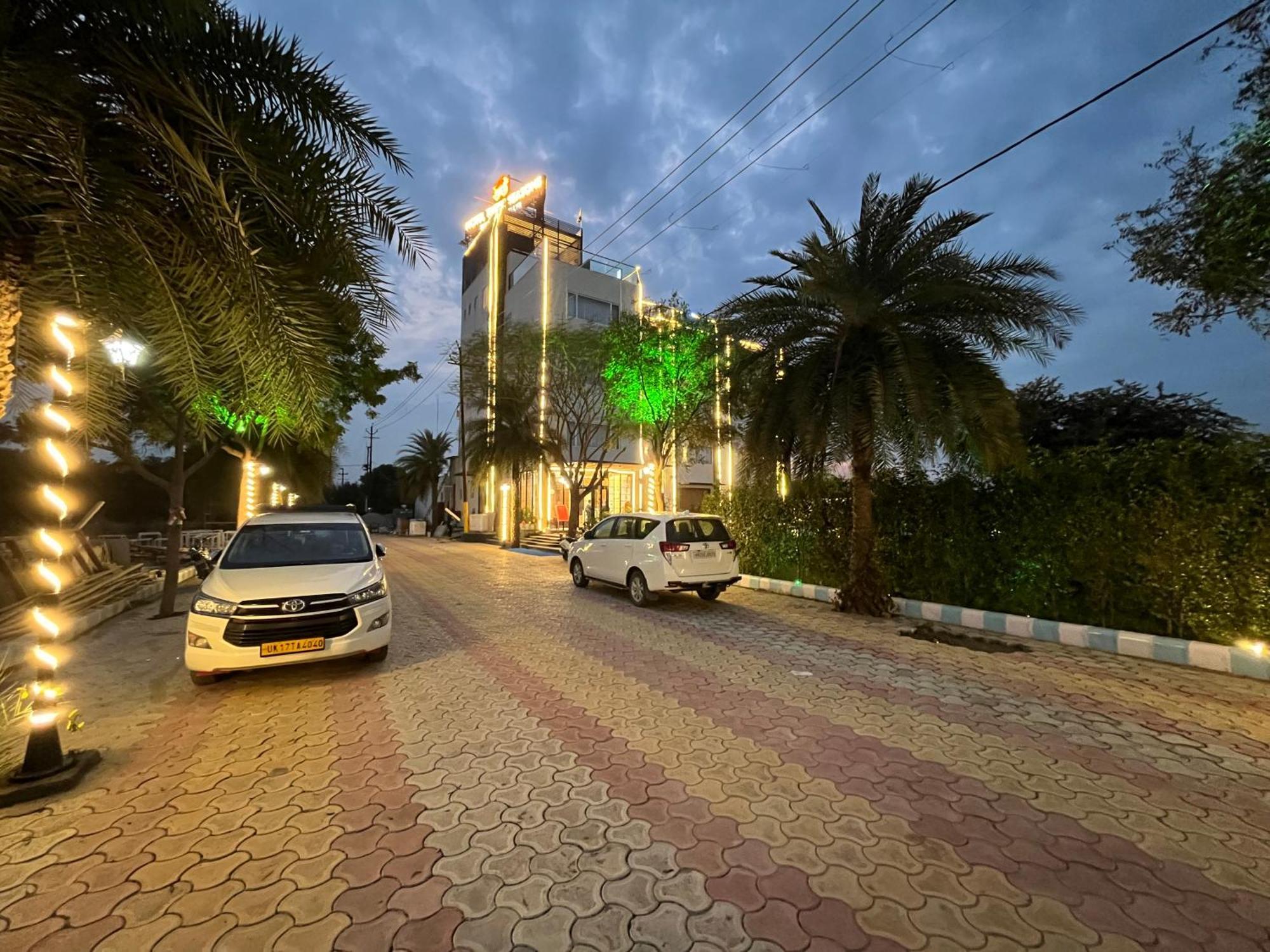Hotel Three Seasons วรินดาวัน ภายนอก รูปภาพ