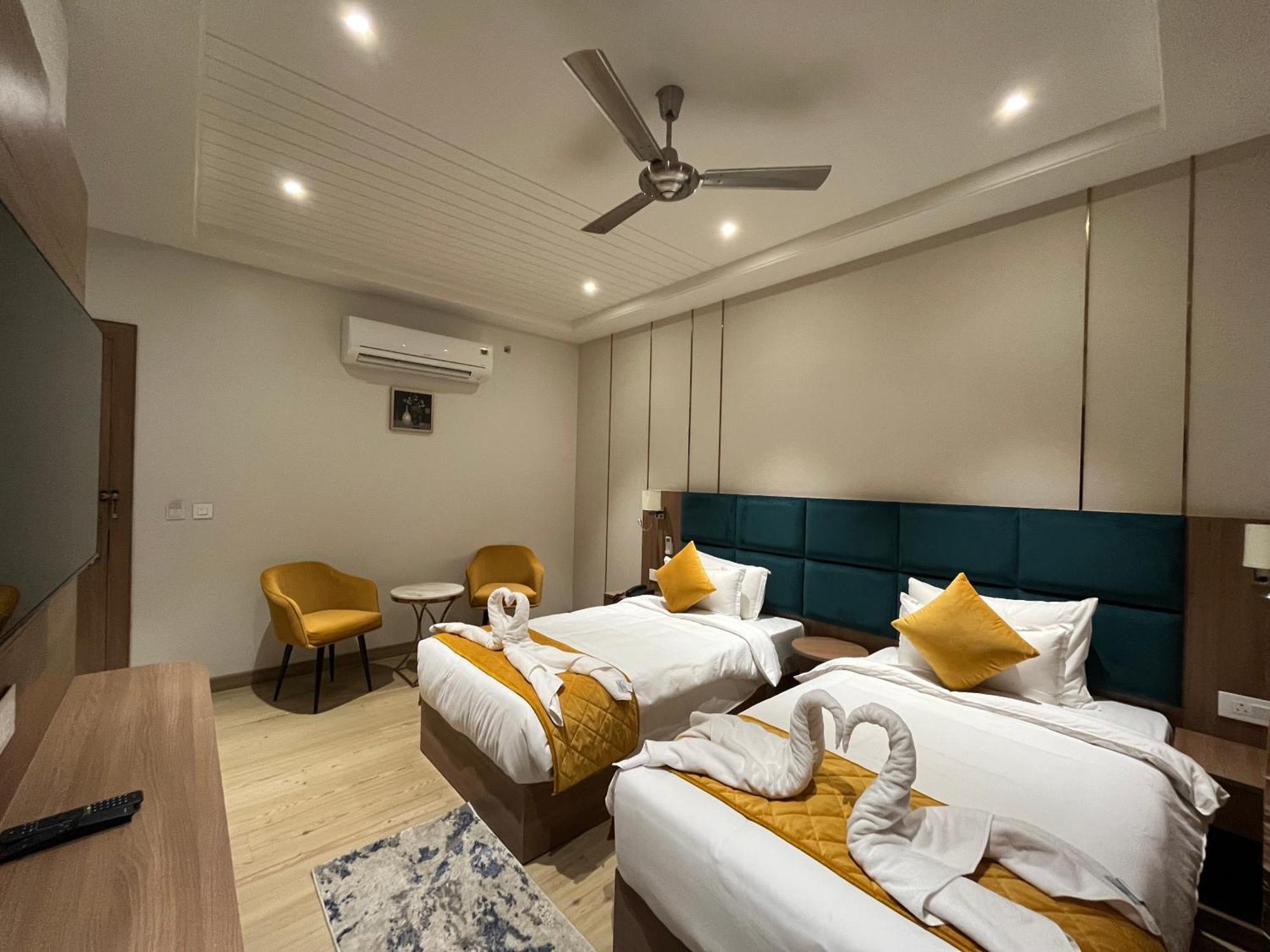 Hotel Three Seasons วรินดาวัน ภายนอก รูปภาพ