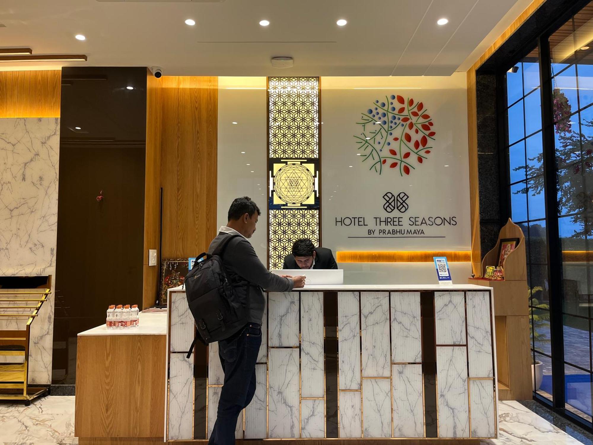 Hotel Three Seasons วรินดาวัน ภายนอก รูปภาพ