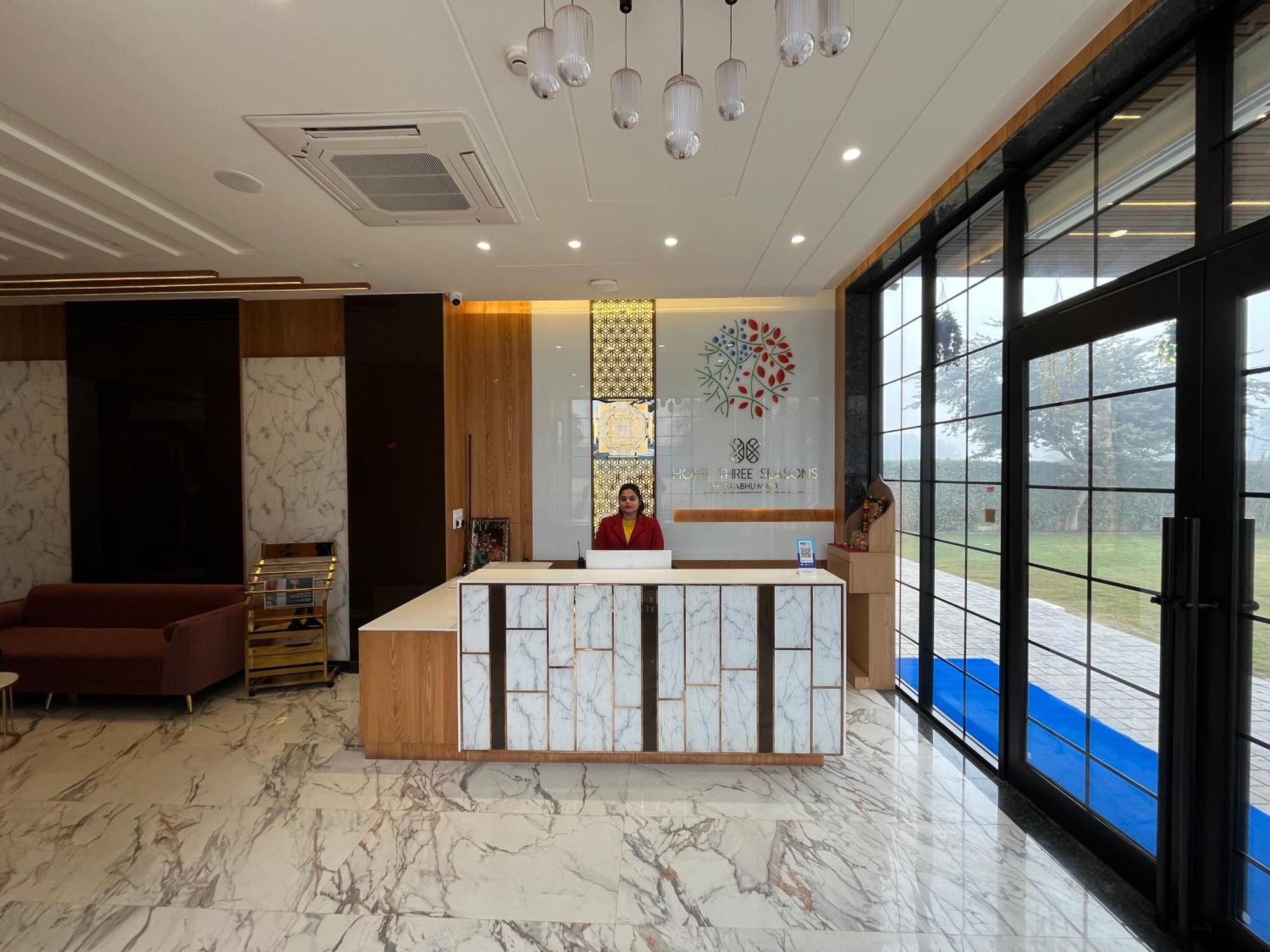 Hotel Three Seasons วรินดาวัน ภายนอก รูปภาพ