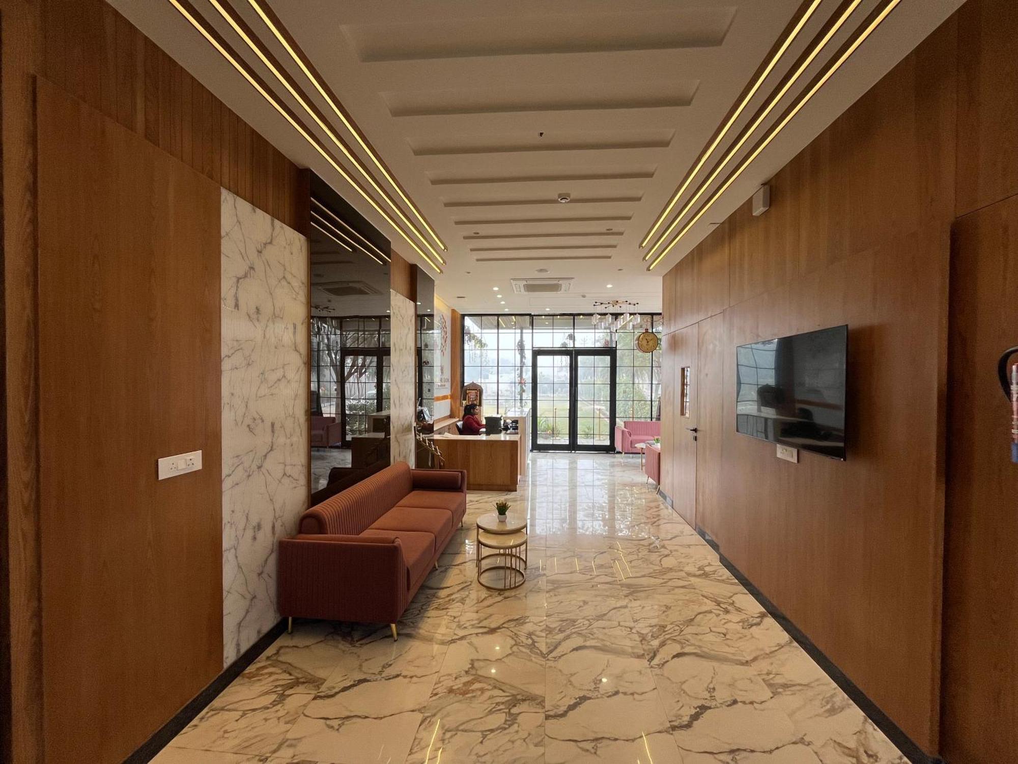 Hotel Three Seasons วรินดาวัน ภายนอก รูปภาพ