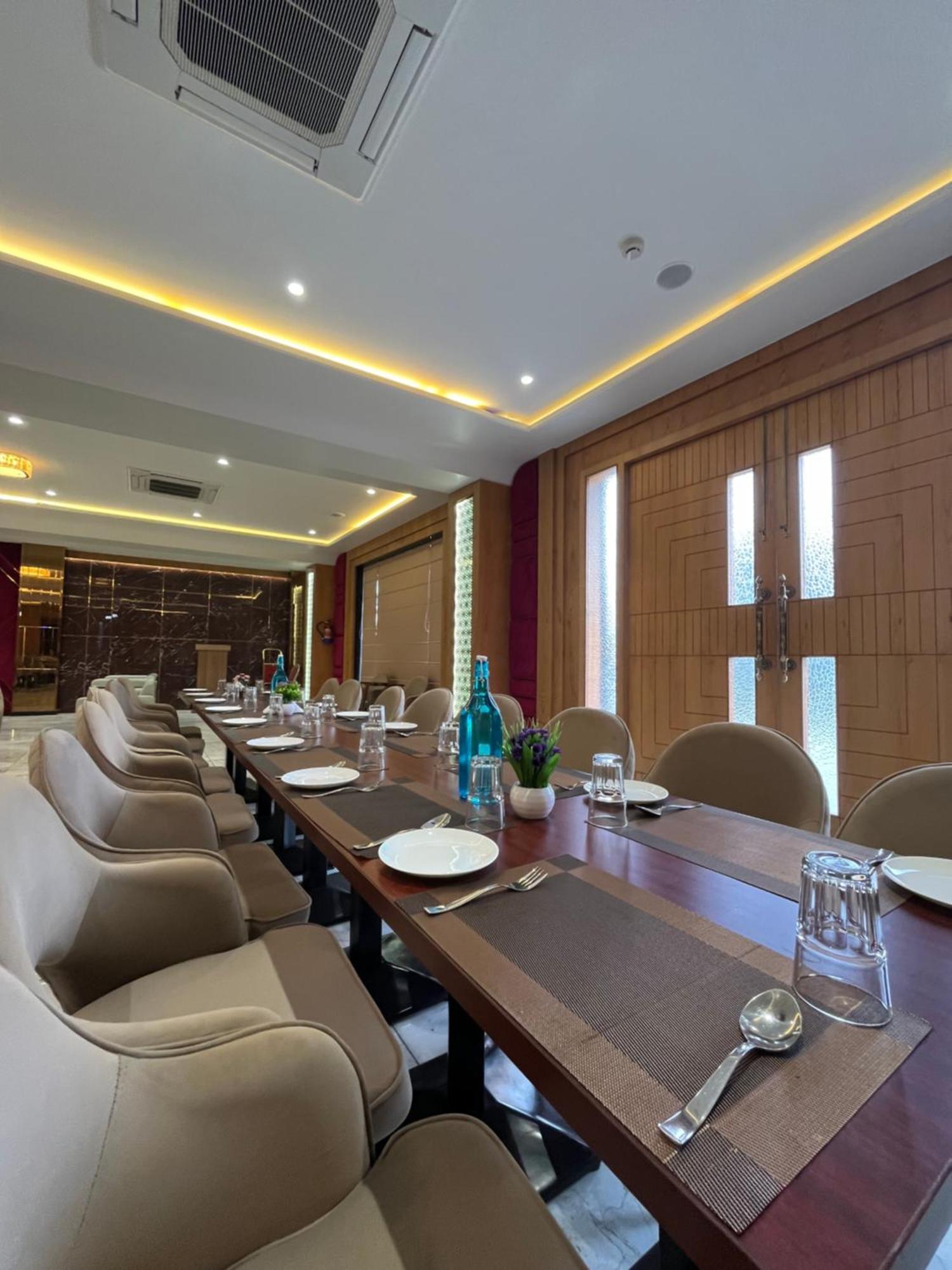 Hotel Three Seasons วรินดาวัน ภายนอก รูปภาพ