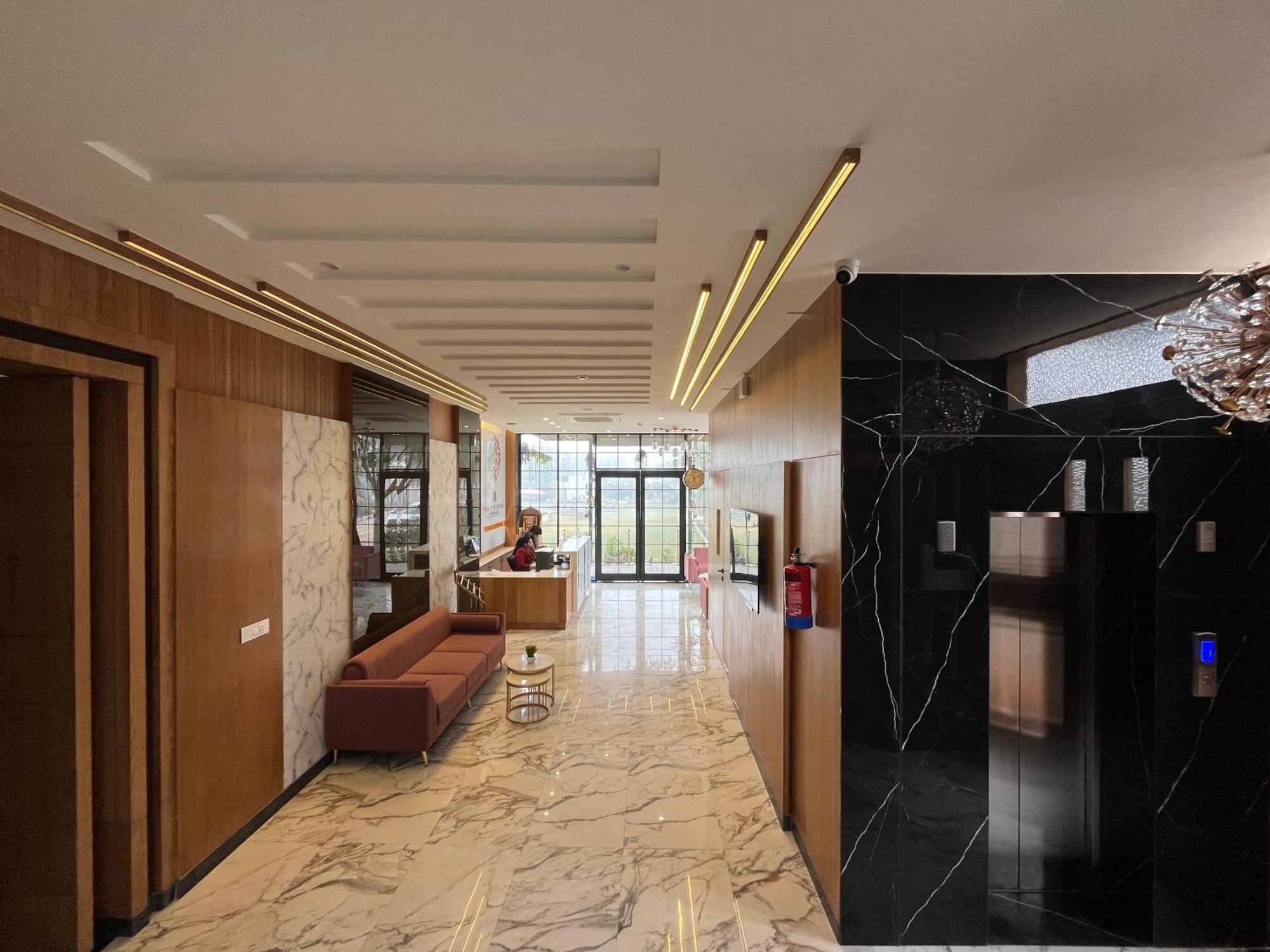 Hotel Three Seasons วรินดาวัน ภายนอก รูปภาพ