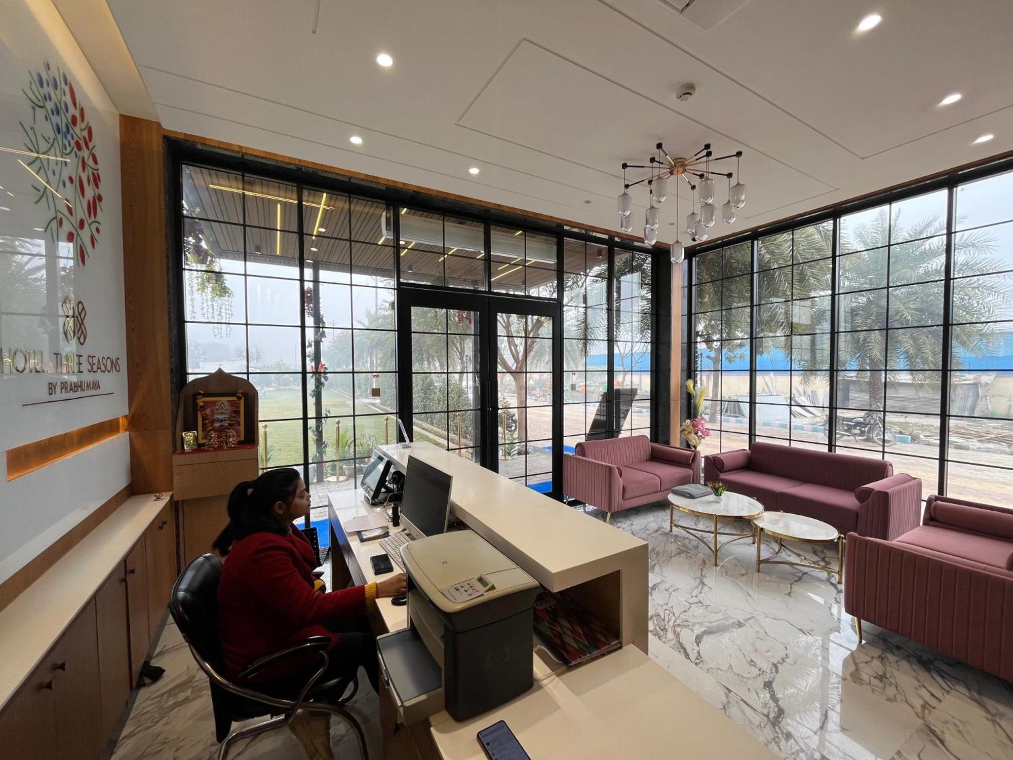 Hotel Three Seasons วรินดาวัน ภายนอก รูปภาพ