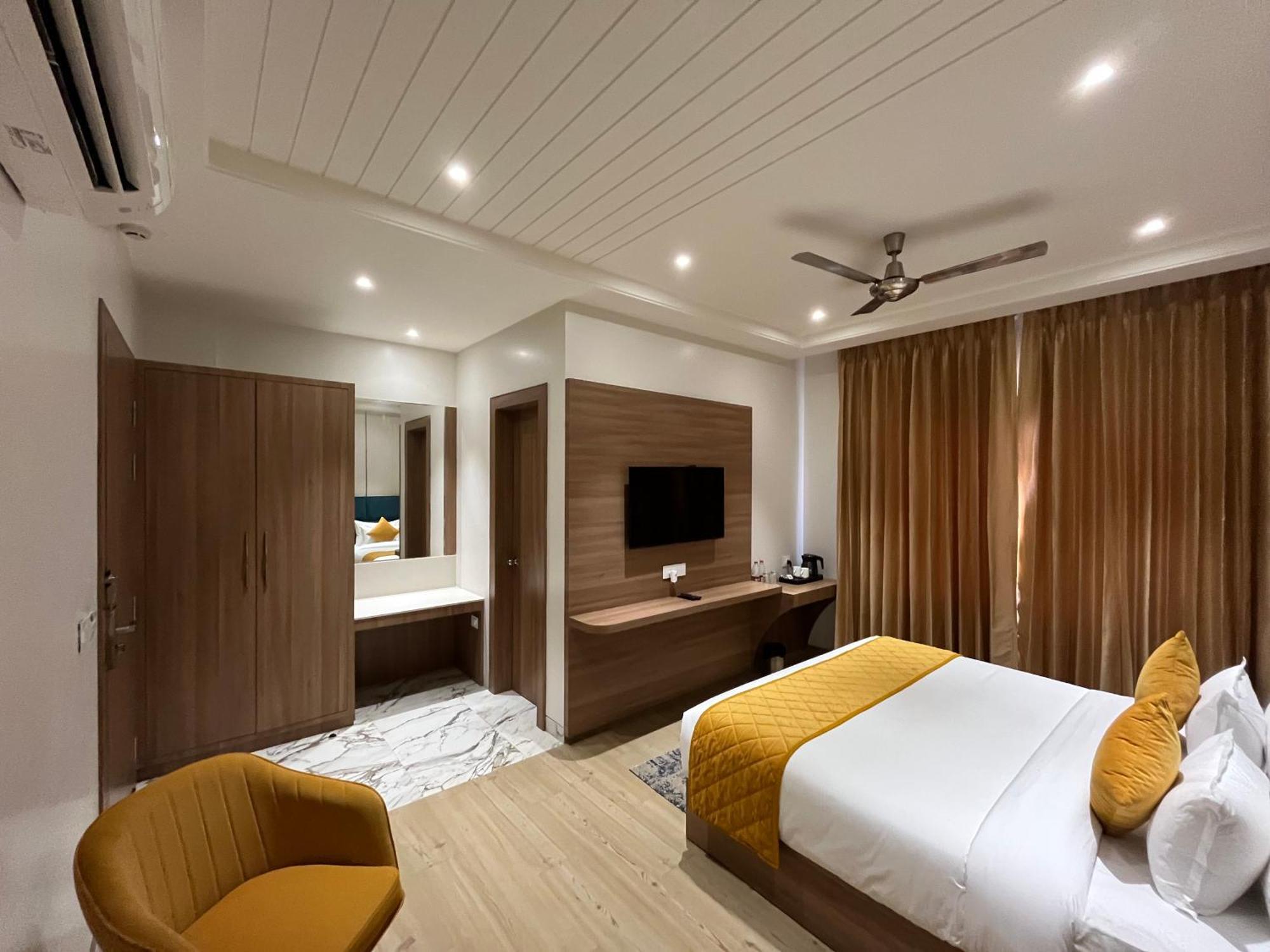 Hotel Three Seasons วรินดาวัน ภายนอก รูปภาพ