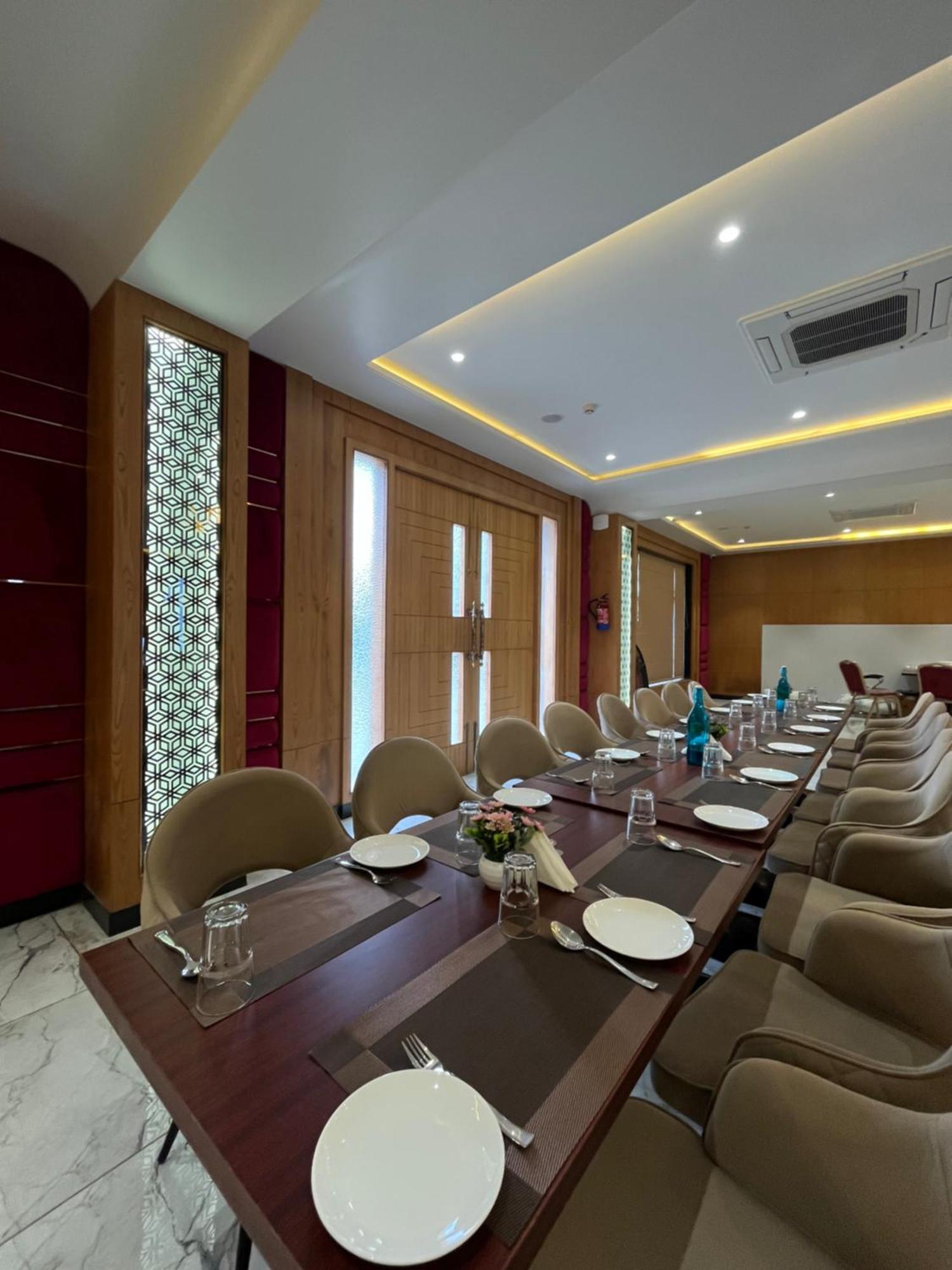 Hotel Three Seasons วรินดาวัน ภายนอก รูปภาพ