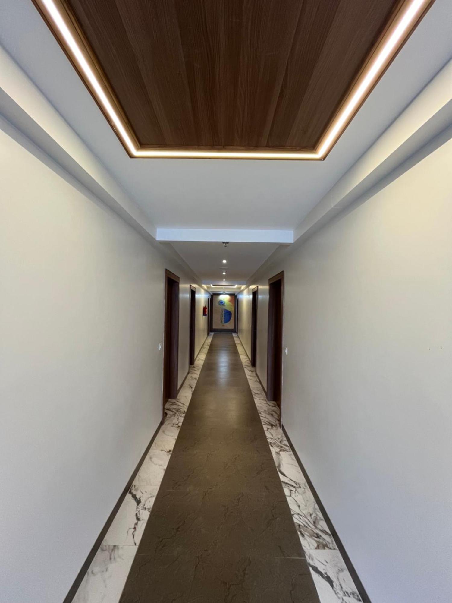 Hotel Three Seasons วรินดาวัน ภายนอก รูปภาพ