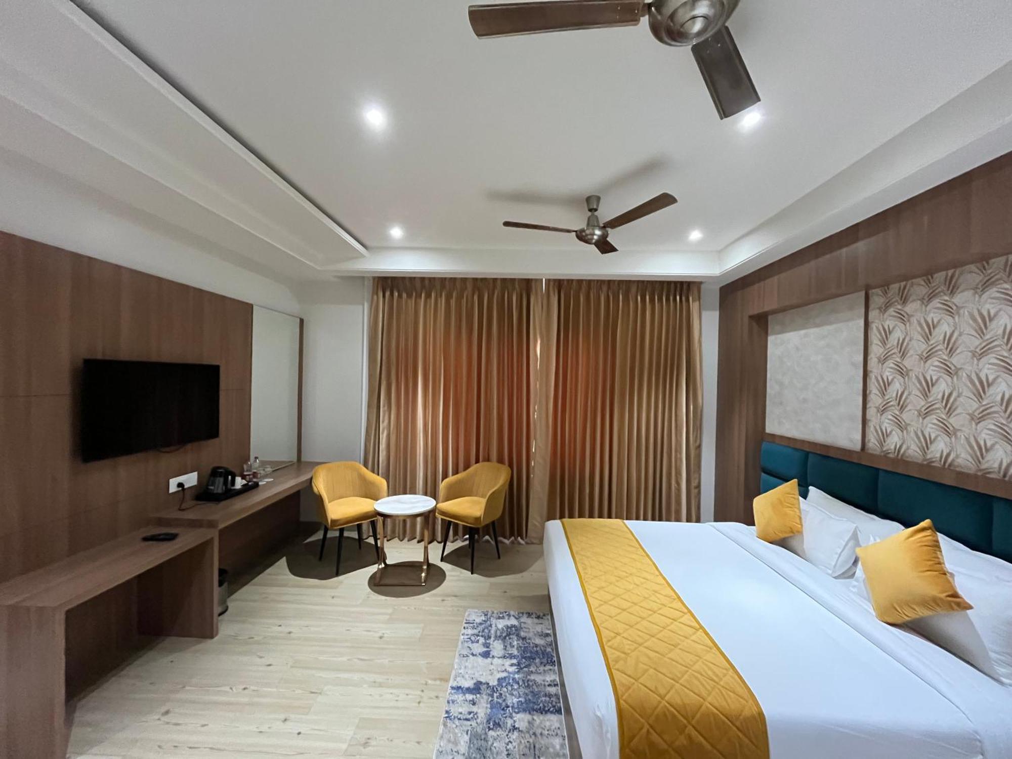 Hotel Three Seasons วรินดาวัน ภายนอก รูปภาพ