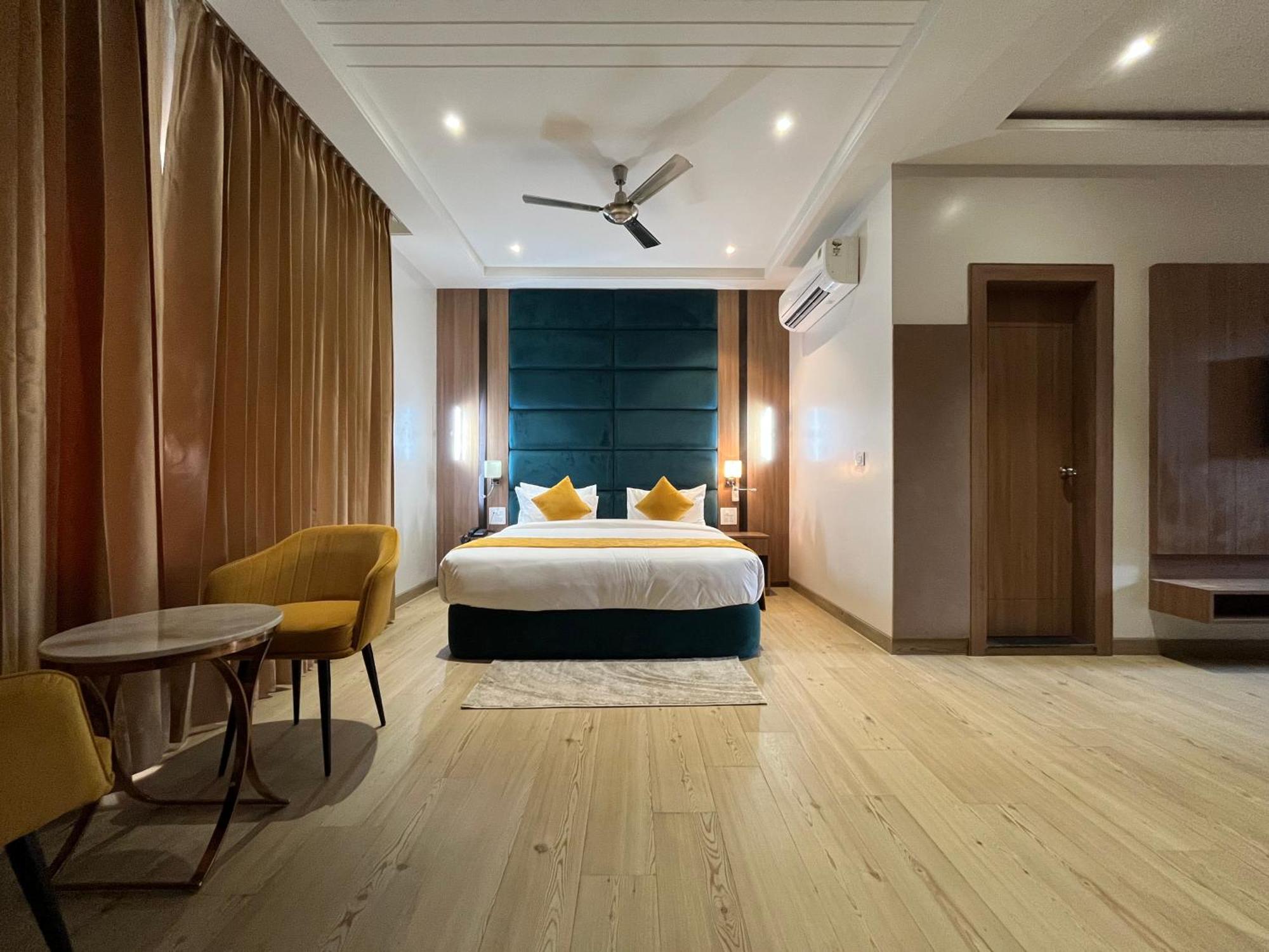 Hotel Three Seasons วรินดาวัน ภายนอก รูปภาพ