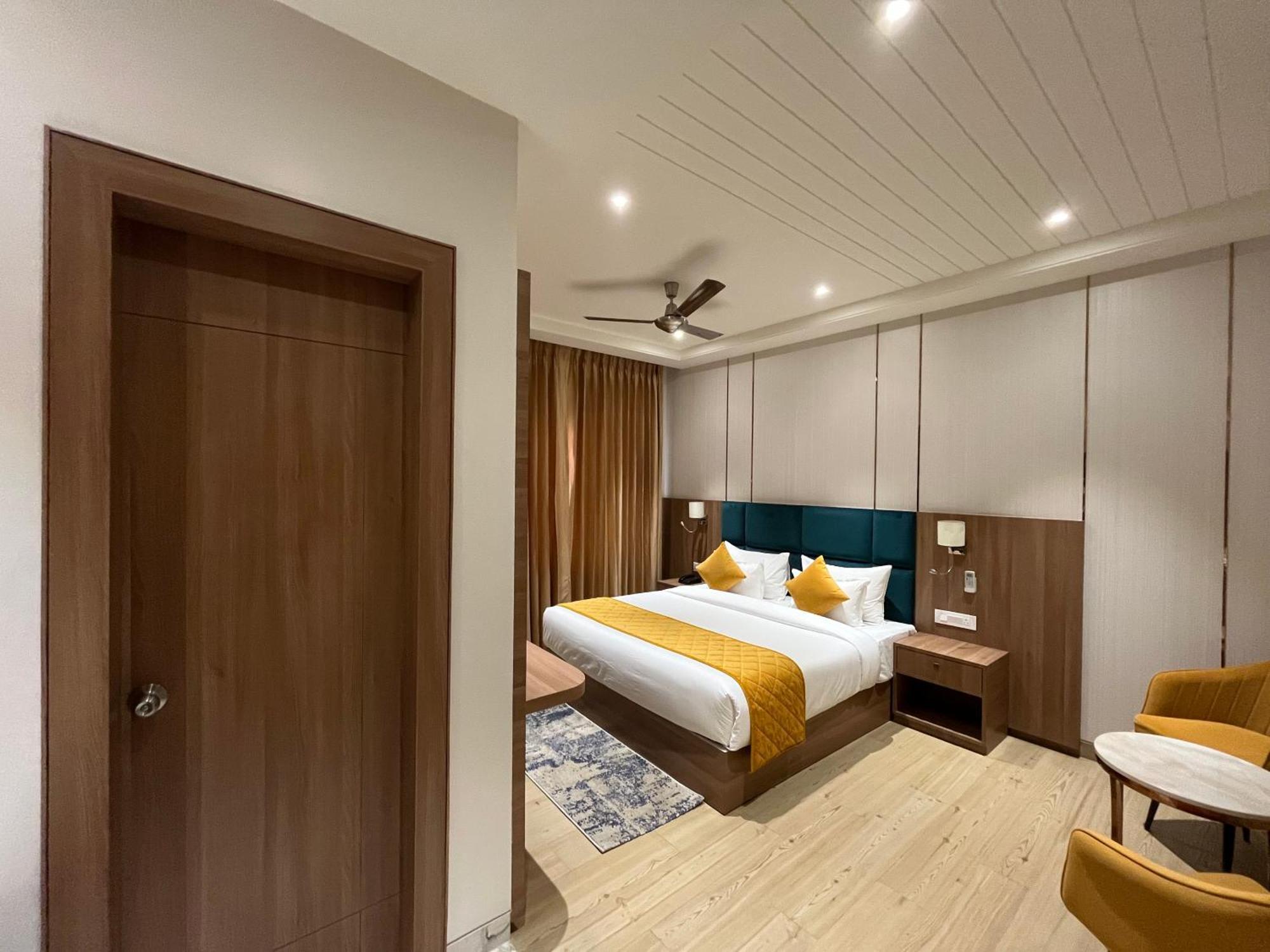 Hotel Three Seasons วรินดาวัน ภายนอก รูปภาพ