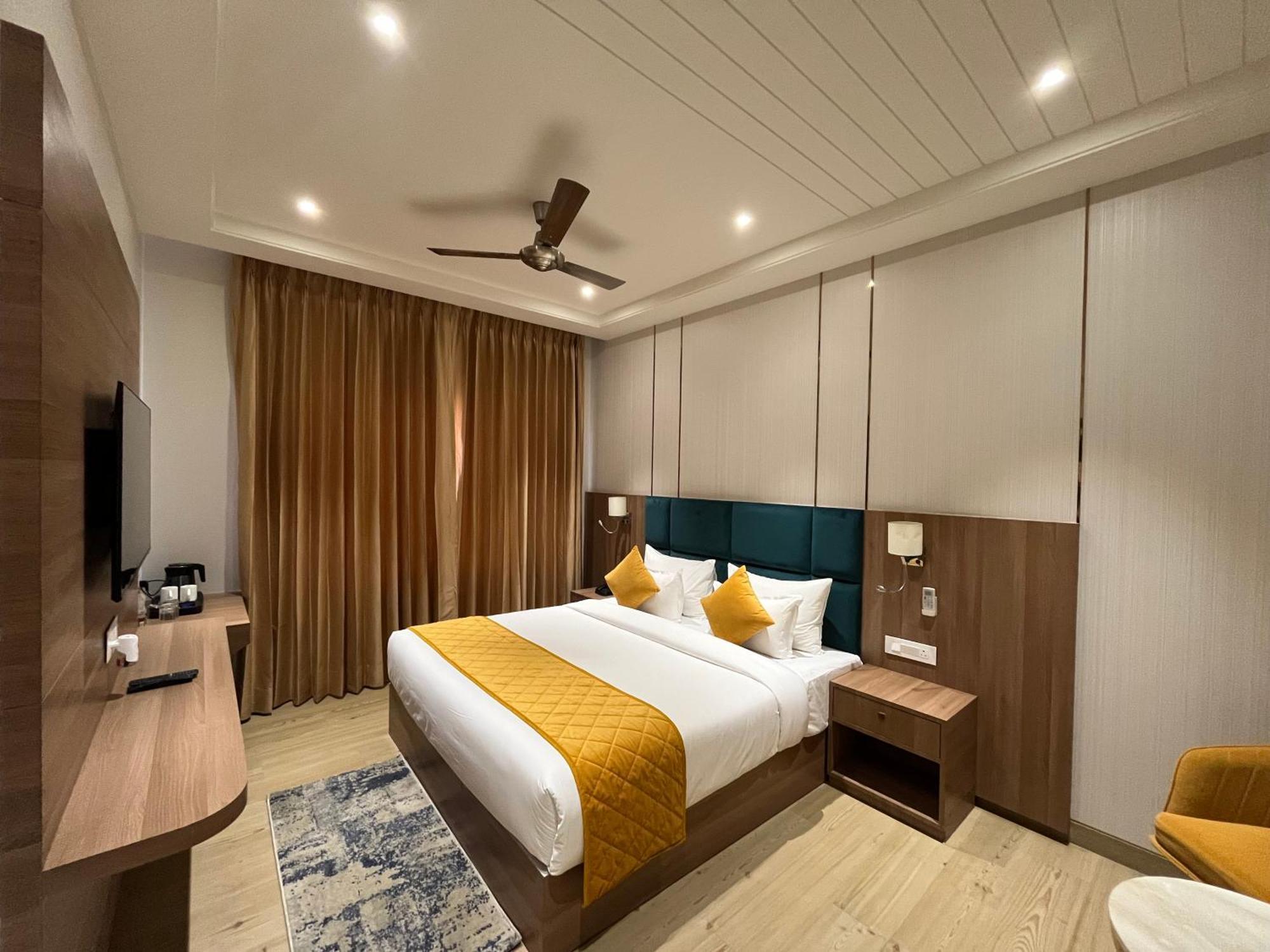 Hotel Three Seasons วรินดาวัน ภายนอก รูปภาพ