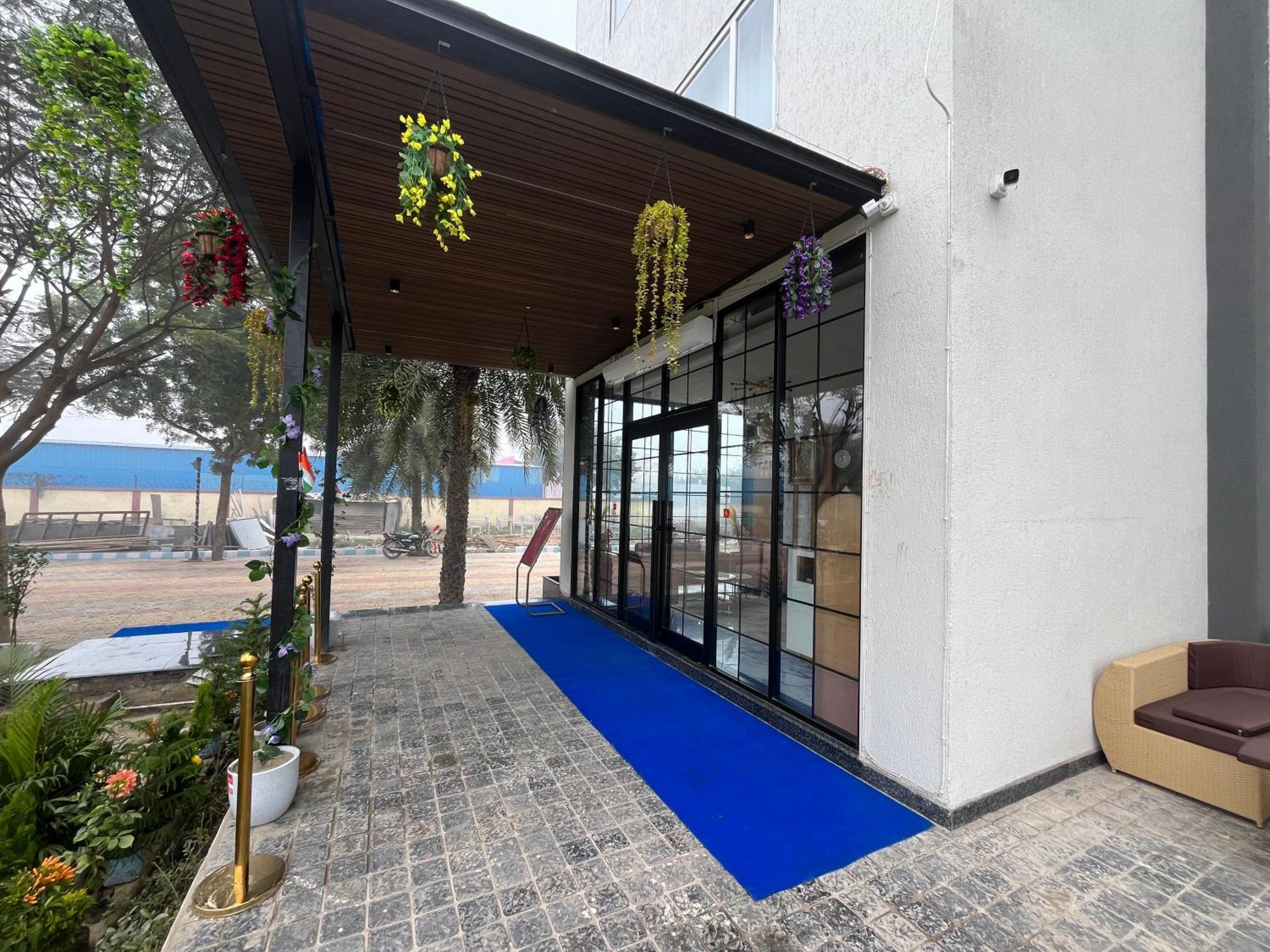 Hotel Three Seasons วรินดาวัน ภายนอก รูปภาพ