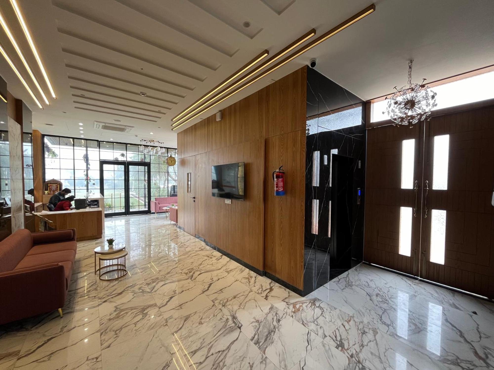 Hotel Three Seasons วรินดาวัน ภายนอก รูปภาพ