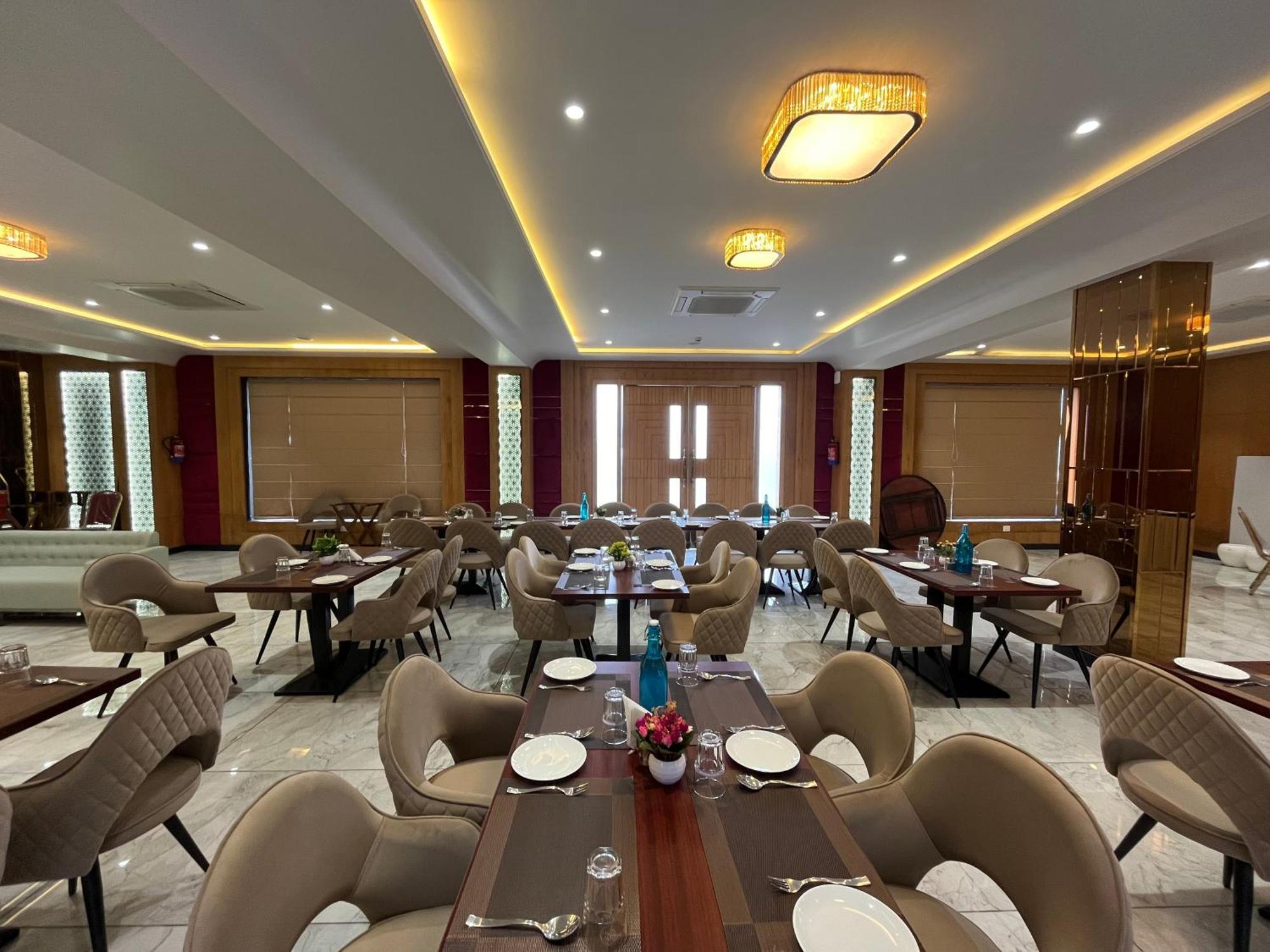 Hotel Three Seasons วรินดาวัน ภายนอก รูปภาพ