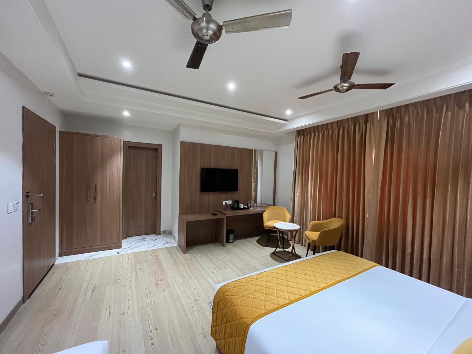 Hotel Three Seasons วรินดาวัน ภายนอก รูปภาพ