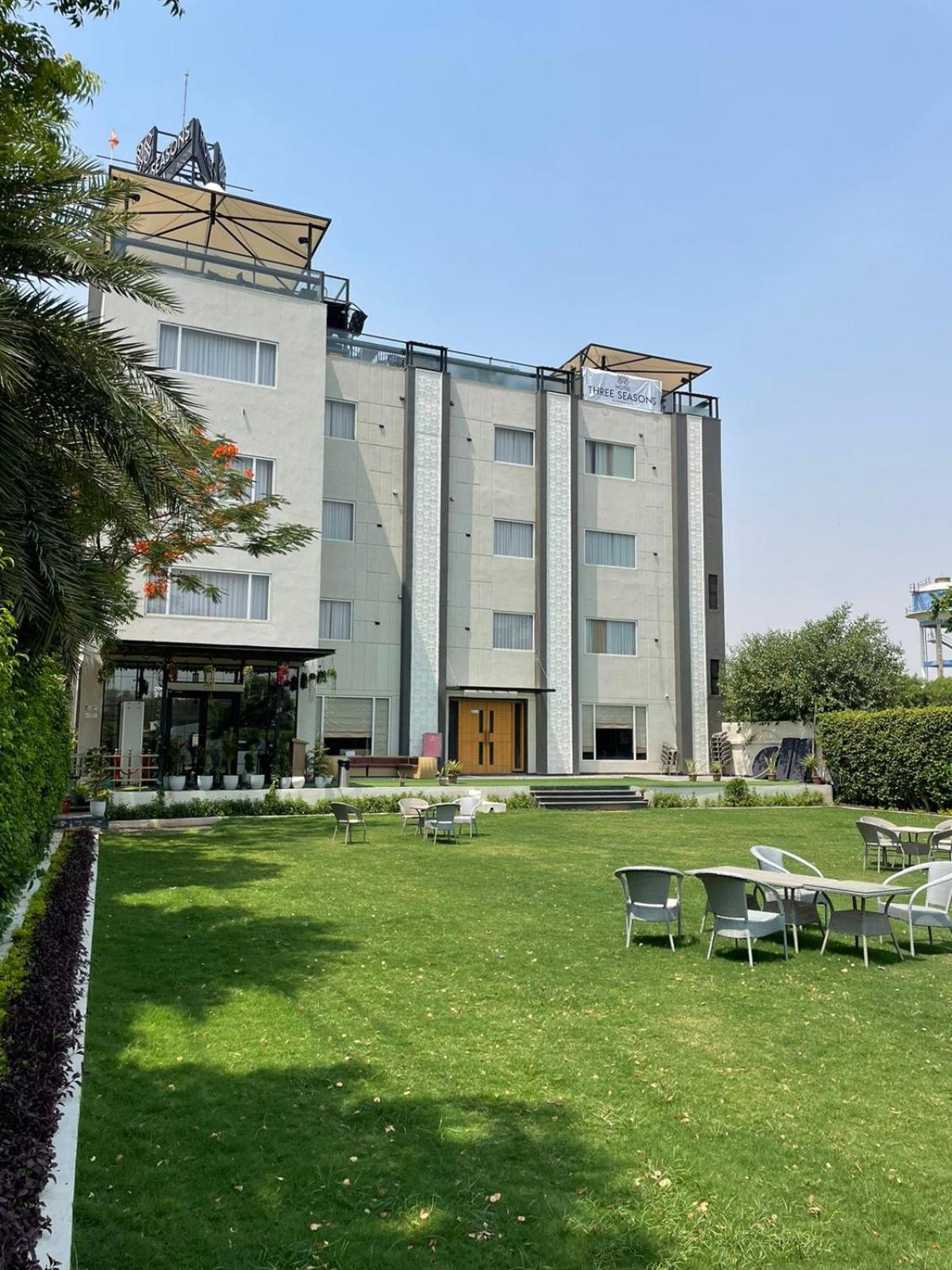 Hotel Three Seasons วรินดาวัน ภายนอก รูปภาพ