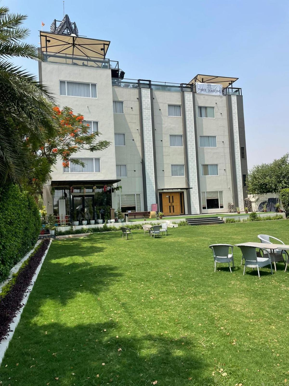 Hotel Three Seasons วรินดาวัน ภายนอก รูปภาพ