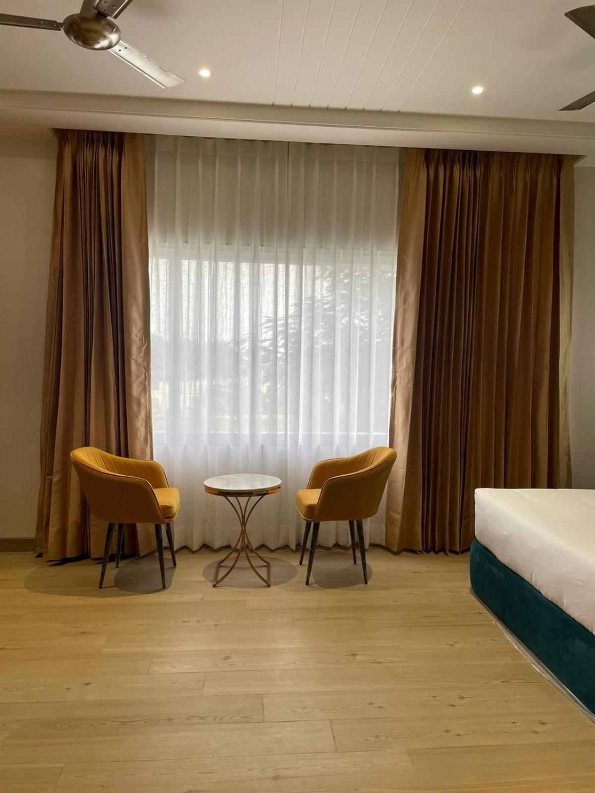 Hotel Three Seasons วรินดาวัน ภายนอก รูปภาพ