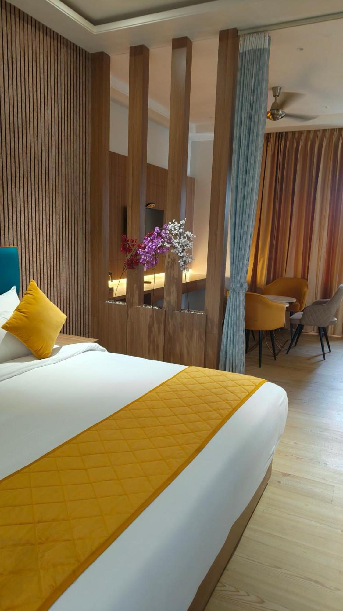 Hotel Three Seasons วรินดาวัน ภายนอก รูปภาพ