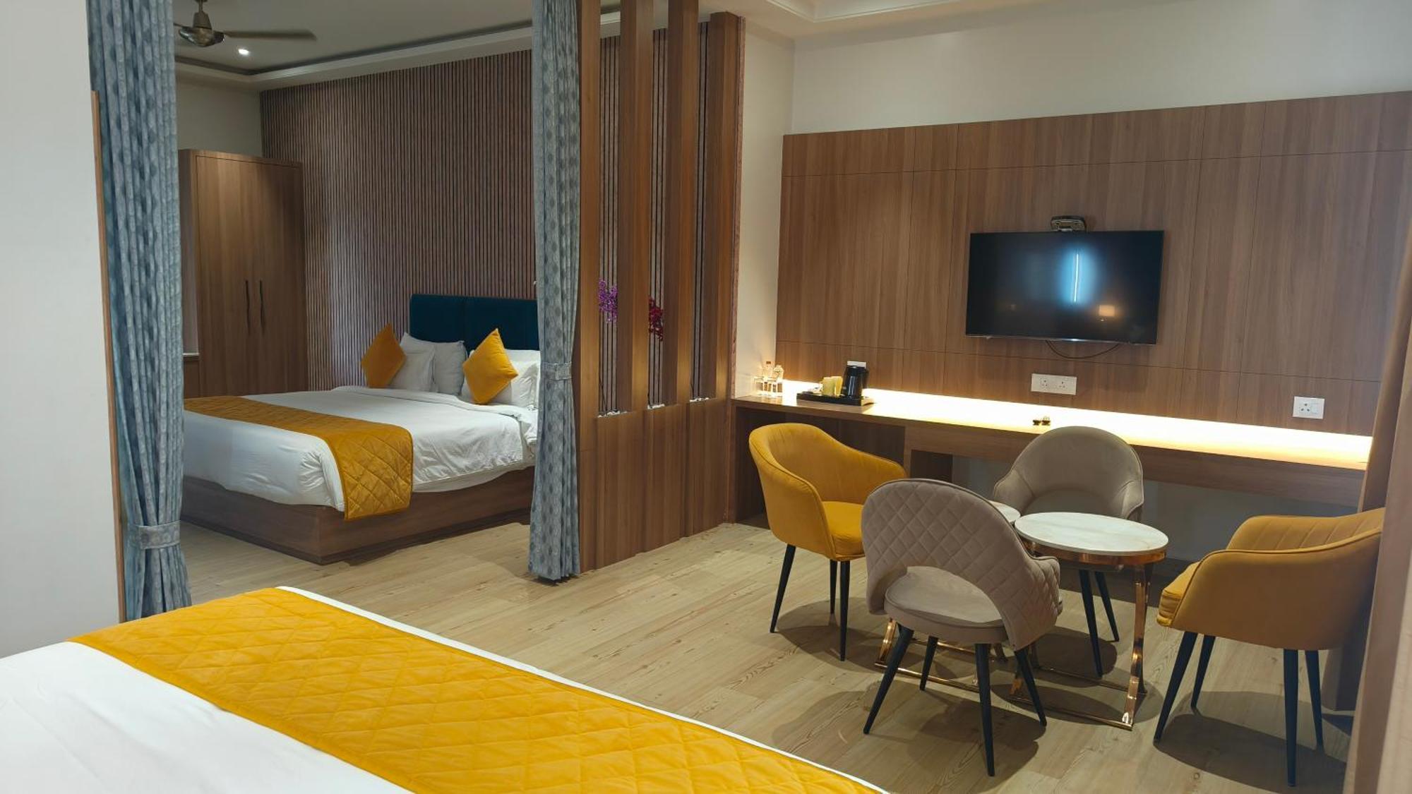 Hotel Three Seasons วรินดาวัน ภายนอก รูปภาพ