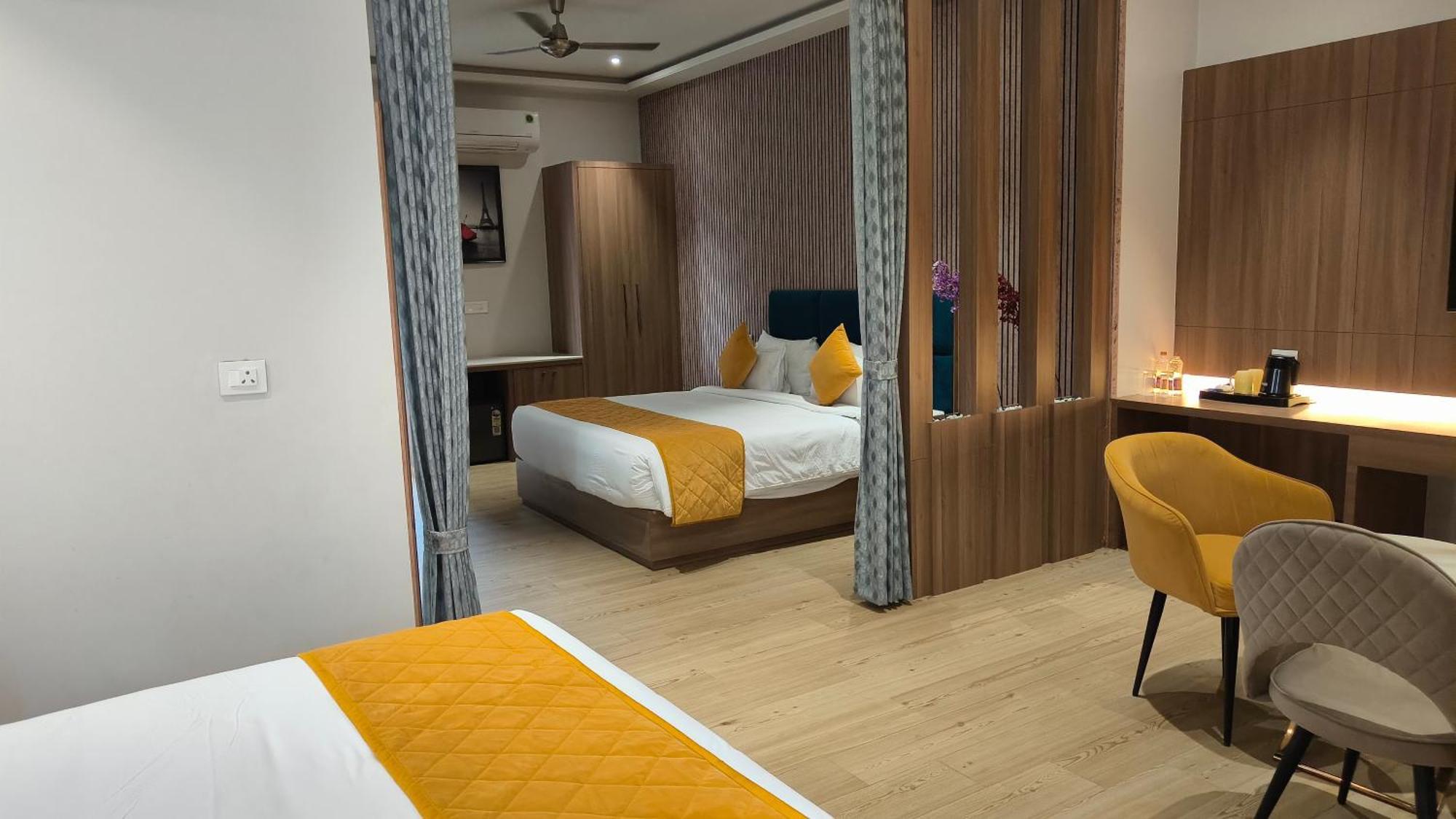 Hotel Three Seasons วรินดาวัน ภายนอก รูปภาพ