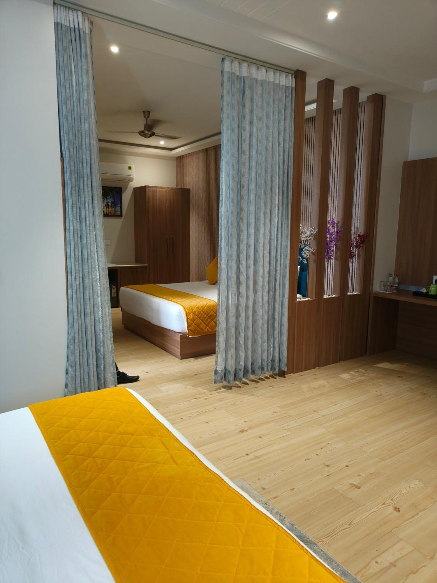 Hotel Three Seasons วรินดาวัน ภายนอก รูปภาพ
