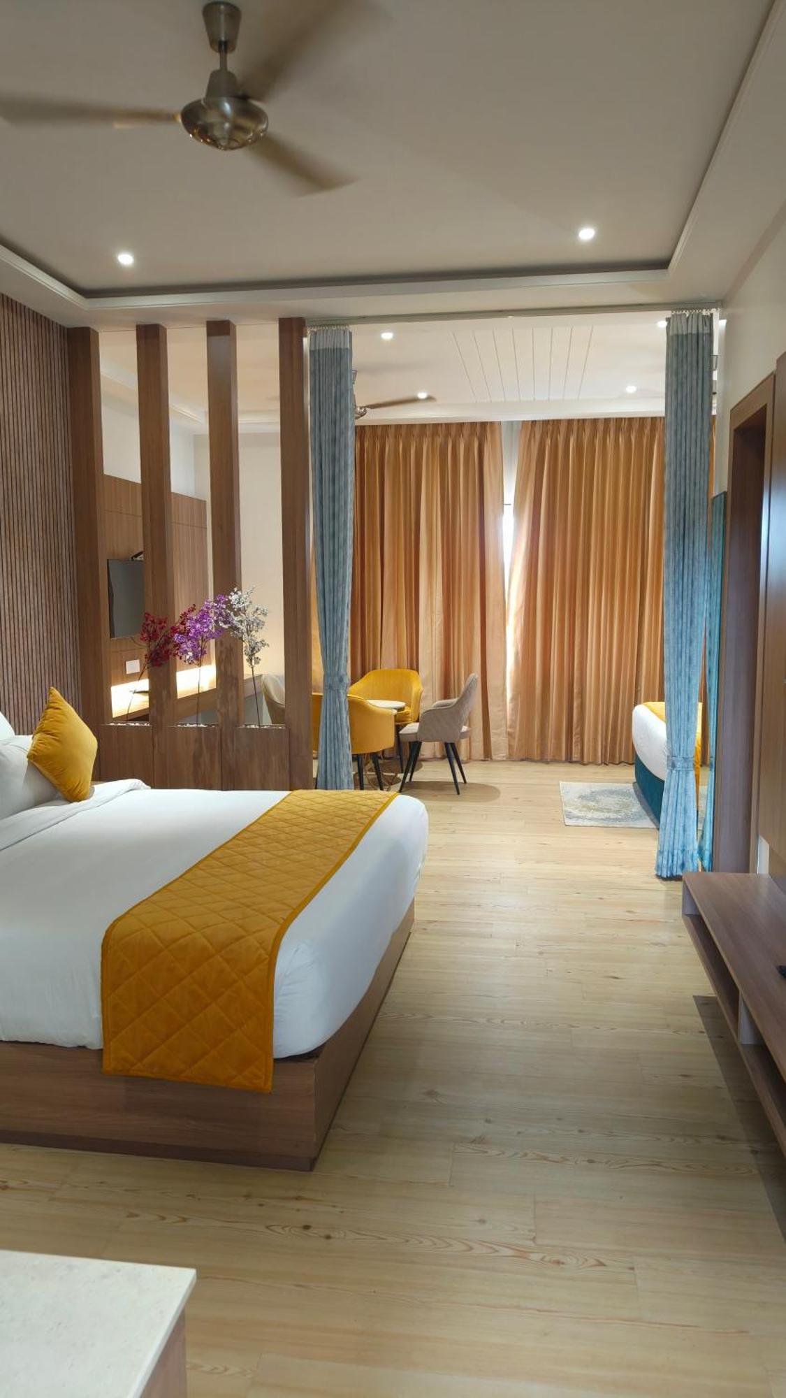 Hotel Three Seasons วรินดาวัน ภายนอก รูปภาพ