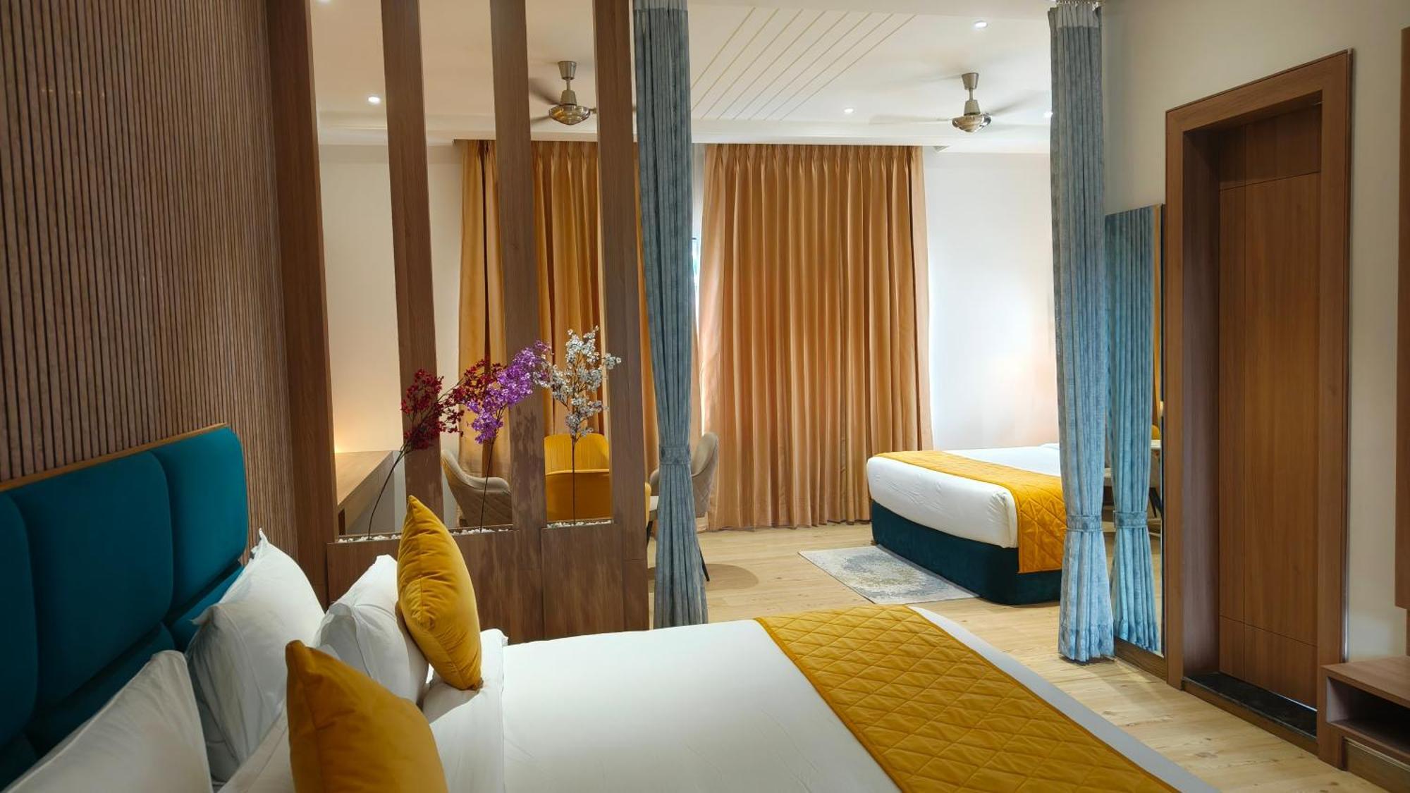 Hotel Three Seasons วรินดาวัน ภายนอก รูปภาพ