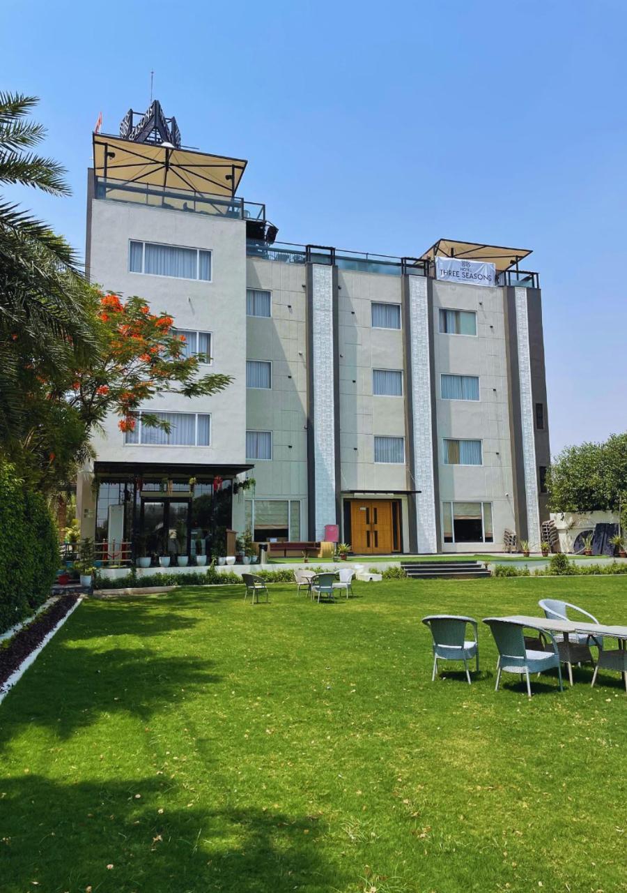 Hotel Three Seasons วรินดาวัน ภายนอก รูปภาพ